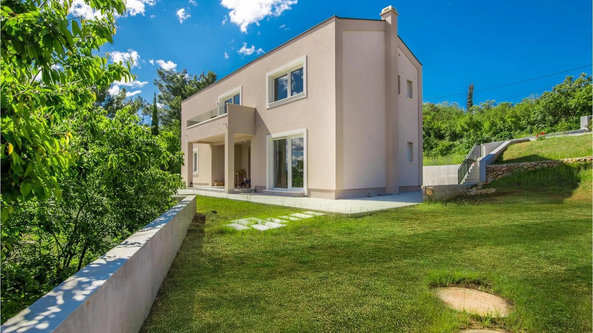 Beautiful Home In Vrh With 3 Bedrooms, Wifi And Outdoor Swimming Pool